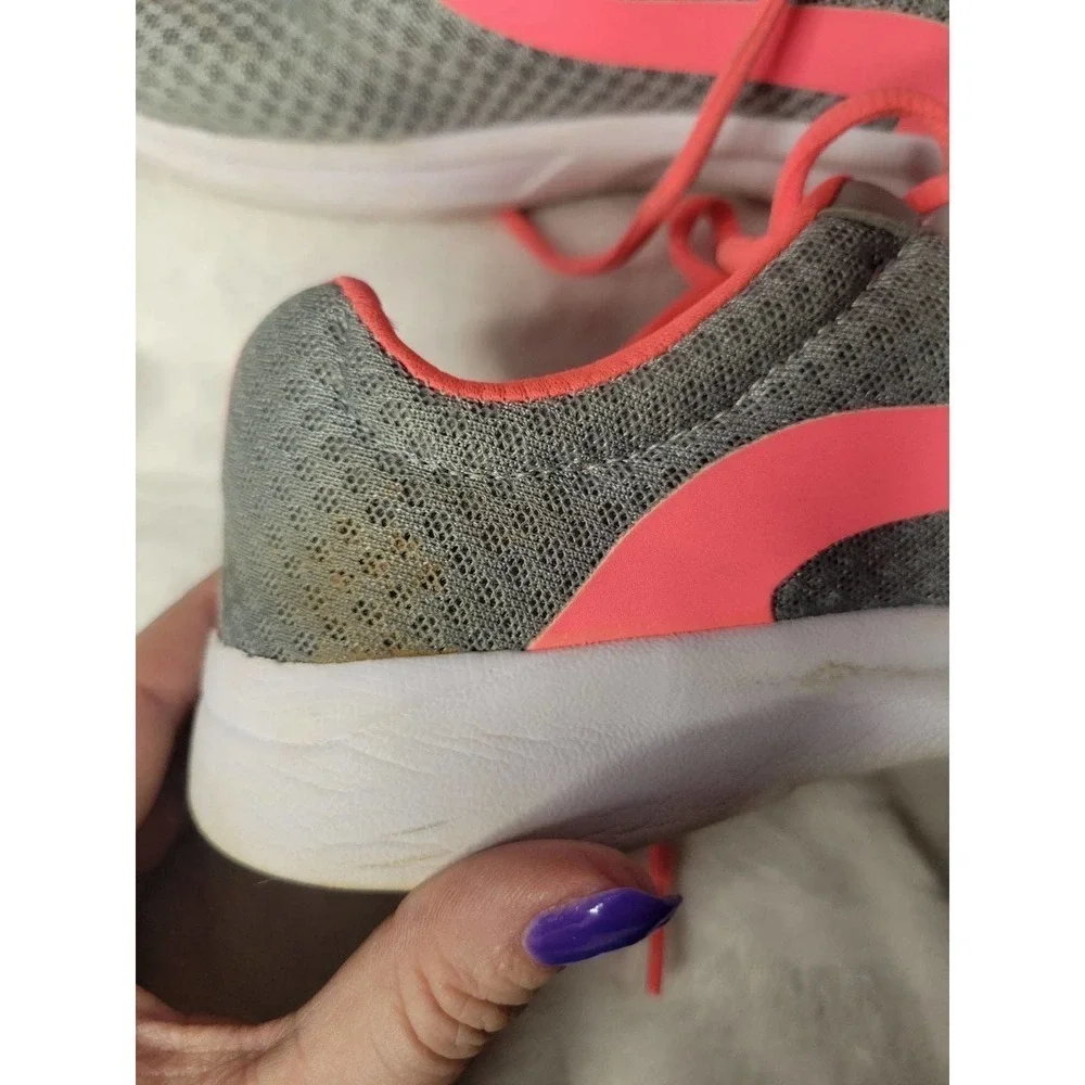 Girls size 5 tennis shoes